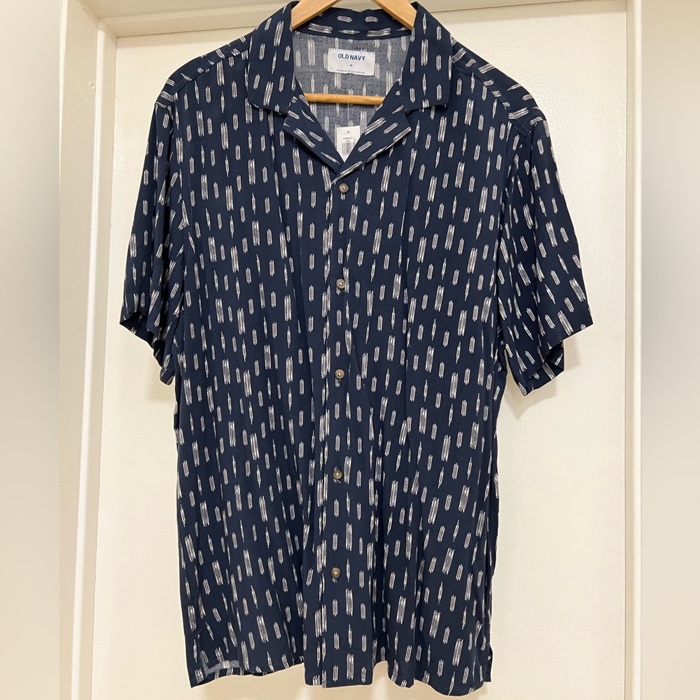 NWT Men's Dark Blue Patterned Casual Shirt Size Medium